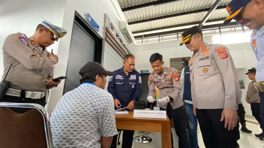 Polres Gartu melakukan pemeriksaan rampcheck ( Rizkiperatami/Radar Garut)