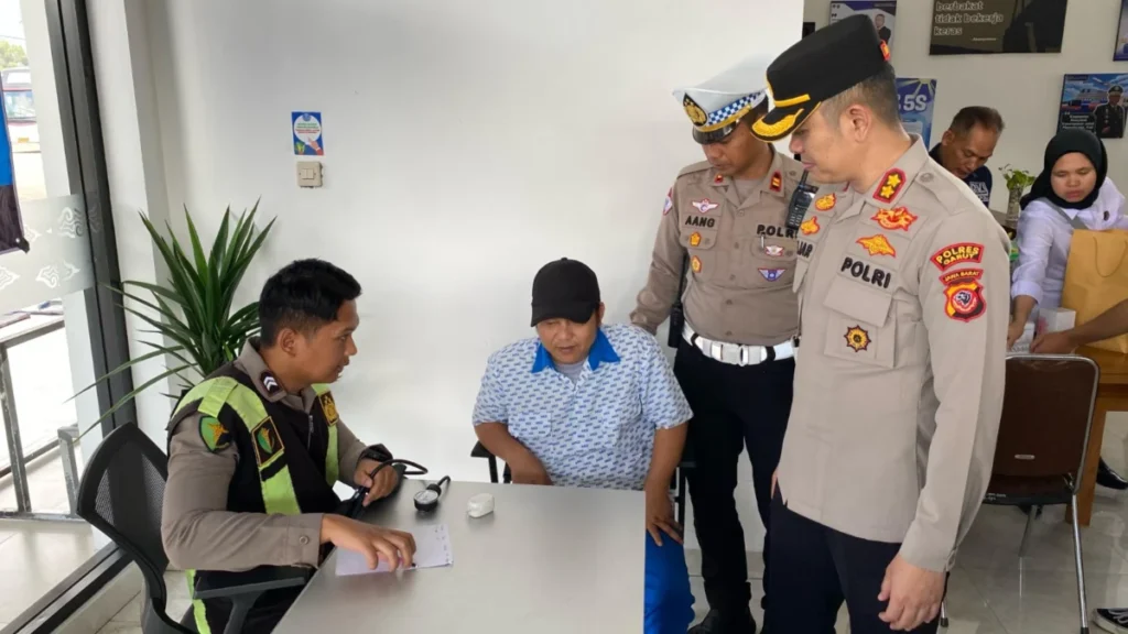 Polres Garut memeriksa kesehatan dan kesiapan sopir angkutan umum