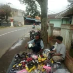 Dadang Sulaeman dagang sepatu di pinggir Jalan Cibatu(pepen apendi)