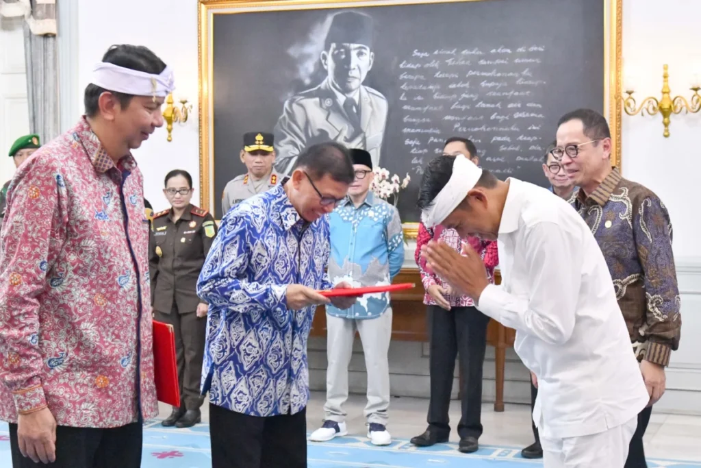 Dedi Mulyadi Ajak OJK Berantas Bank Gelap dan Pinjol Ilegal Gubernur Jabar Dedi Mulyadi saat pengukuhan Kepala OJK Jabar yang baru di aula Gedung Sate Bandung, Selasa (25