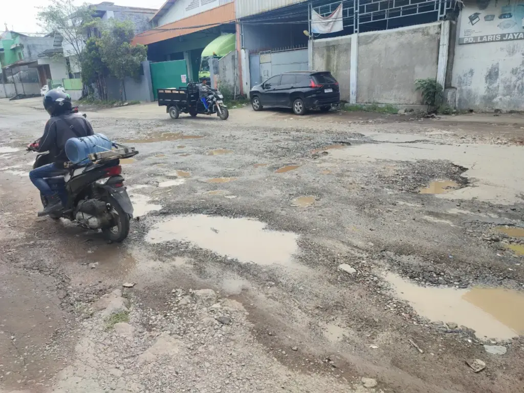 Kondisi jalan rusak di jalan Guntur melati, Desa Haurpanggung, Kecamatan Tarogong Kidul, Kabupaten Garut, Prov