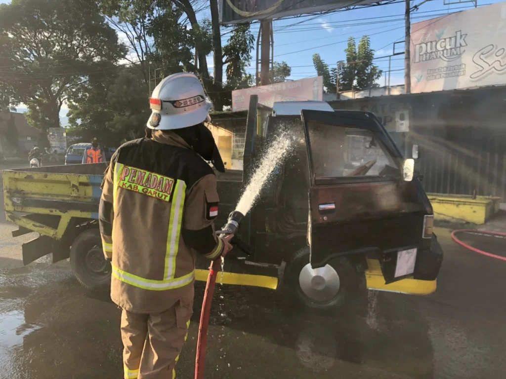 Mobil pickup terbakar