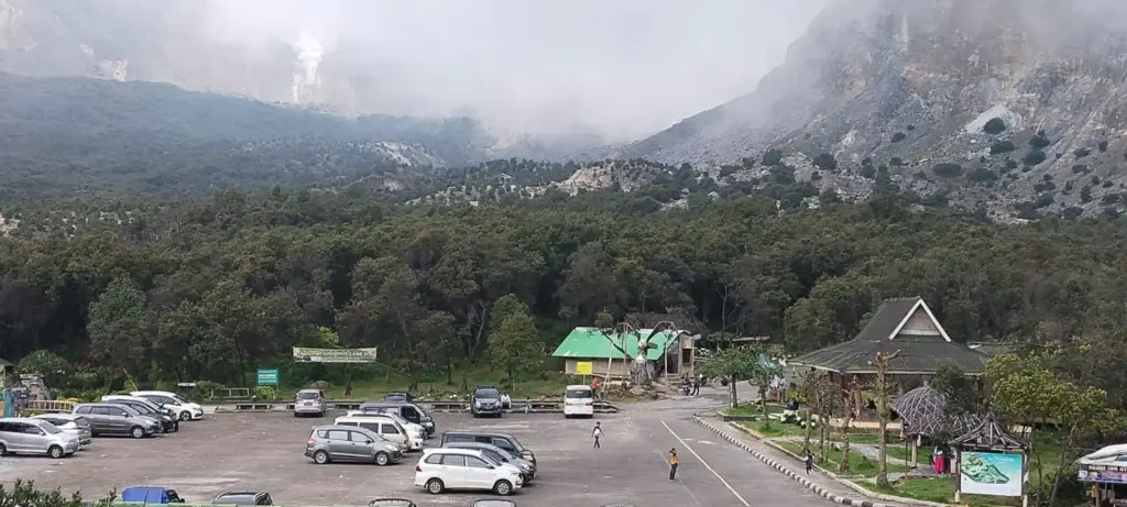 Dampak Fenomena Blue Fire, Kunjungan Wisata ke TWA Gunung Papandayan Garut Anjlok Drastis Suasana gunung papandayan di hari Selasa (8/4) dinilai sepi pengunjung.