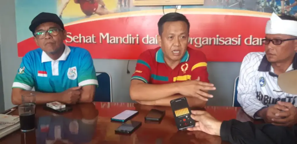 Ketua Koni Garut, Subhan (Tengah) saat diwawancarai sejumlah awak media, belum lama ini