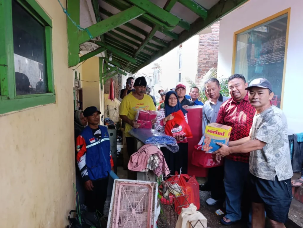 Yudha Puja Turnawan Anggota DPRD Garut memberikan bantuan kepada korban kebakaran di Kelurahan Sukajaya