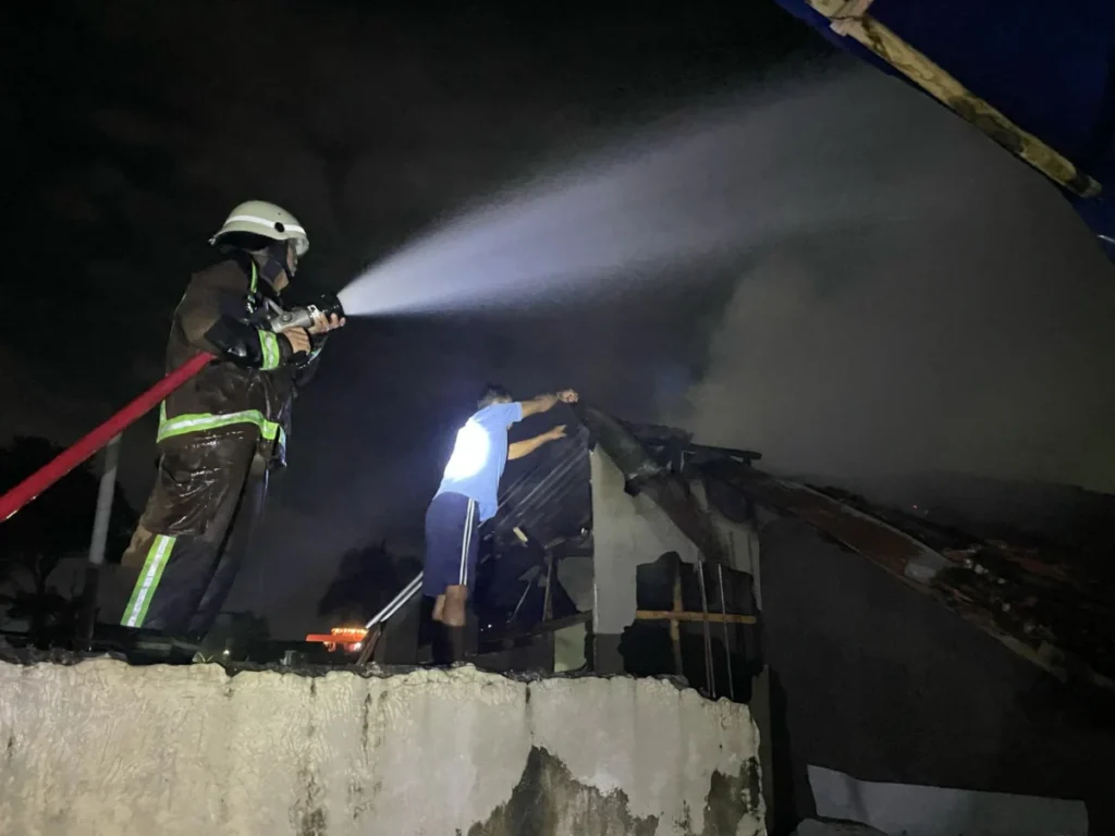 rumah warga terbakar diduga akibat tabung LPG Bocor