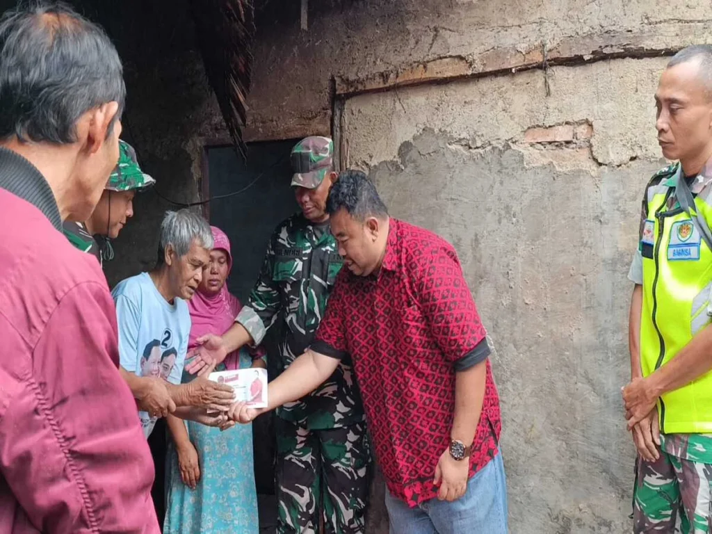 Yudha Puja Turnawan memberikan bantuan uang tunai dan sembako kepada Ohim, lansia korban rumah roboh
