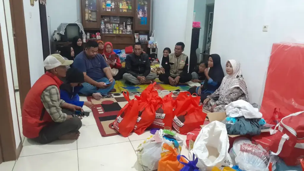 Yudha Puja Turnawan mengunjungi korban kebakaran di Desa Sindanggalih