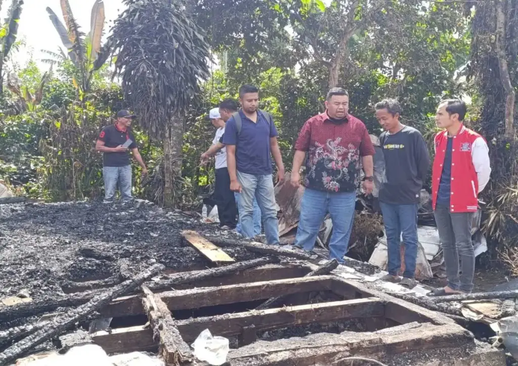Anggota DPRD Garut Yudha Puja Turnawan didampingi Ketua PAC PDIP Cikajang melihat rumah lansia yang rata denga