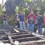 Anggota DPRD Garut Yudha Puja Turnawan didampingi Ketua PAC PDIP Cikajang melihat rumah lansia yang rata denga