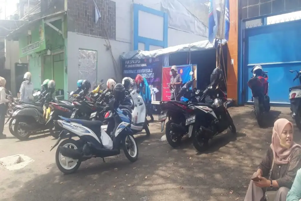 Posko pengaduan karyawan PT Danbi didirikan depan pabrik, sejumlah eks karyawan bermalam menuntut haknya