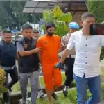 Polisi menggiring dokter cabul untuk konferensi pers