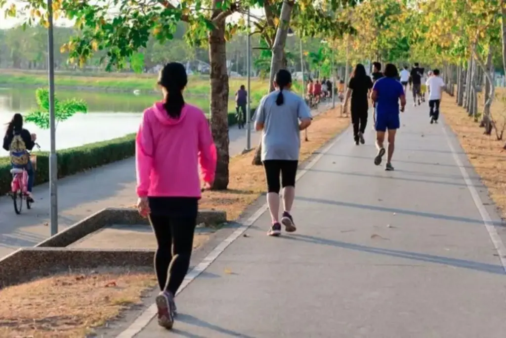 Cukup Jalan Kaki, Ini 5 Manfaat Kesehatan yang Bisa Kamu Dapatkan