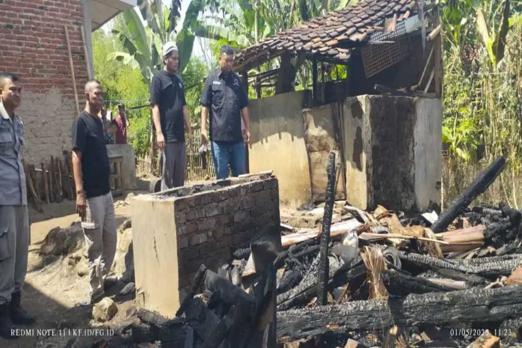 Yudha Puja Turnawan mengunjungi lokasi kebakaran