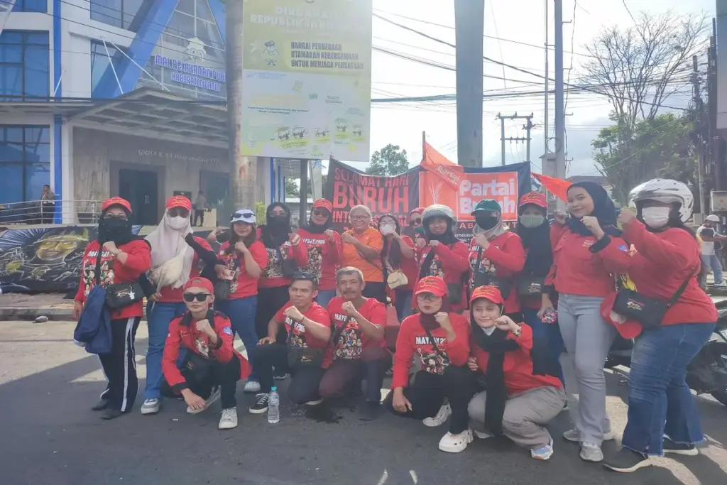 Buruh melakukan aksi di Kabupaten Garut
