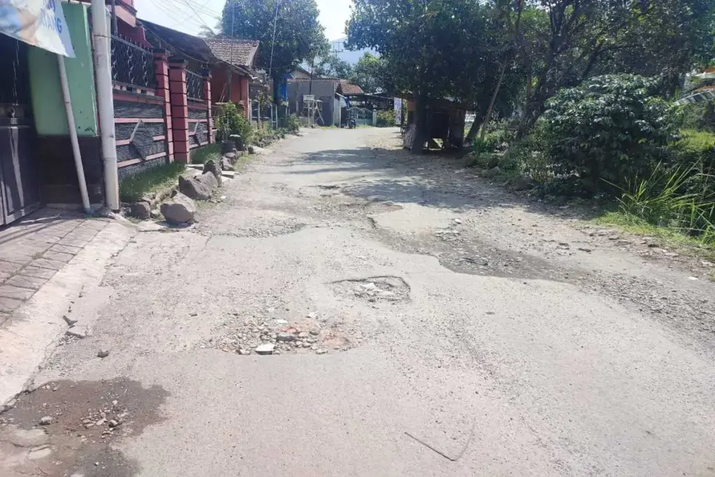 akses jalan menuju TS Cikembulan mengalami kerusakan di sejumlah titik (Rizki/Radar Garut)