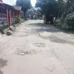 akses jalan menuju TS Cikembulan mengalami kerusakan di sejumlah titik (Rizki/Radar Garut)