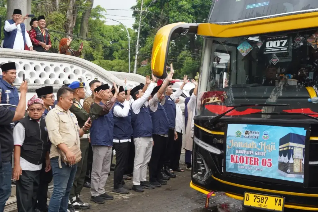 Ratusan Jemaah Haji yang tergabung dalam kloter 5 gelombang 1 Kabupaten Garut, secara resmi dilepas pemberangk