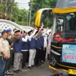 Ratusan Jemaah Haji yang tergabung dalam kloter 5 gelombang 1 Kabupaten Garut, secara resmi dilepas pemberangk