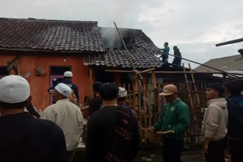 Kebakaran di Kampung Sukatinggal RT 002 RW 011, Desa Padaawas, Kecamatan Pasirwangi, Kabupaten Garut