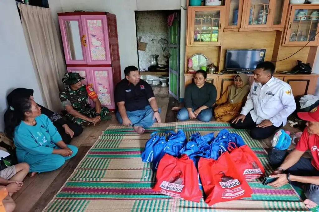 Yudha Puja Turnawan mengunjungi korban kebakaran. memberikan bantuan sembako dan uang tunai