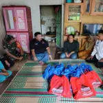 Yudha Puja Turnawan mengunjungi korban kebakaran. memberikan bantuan sembako dan uang tunai