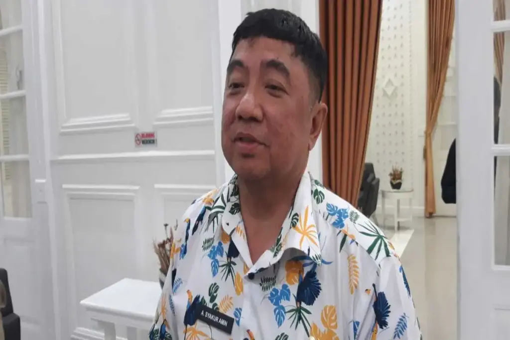 Bupati Garut, Abdusy Syakur Amin, saat diwawancarai oleh awak media usai pertemuan dengan jajaran direksi dan