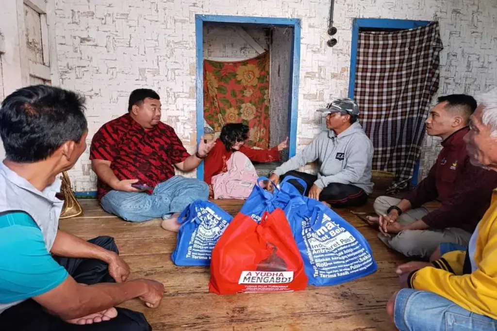 Yudha Puja Turnawan mengunjungi emek Eja penyandang disabilitas