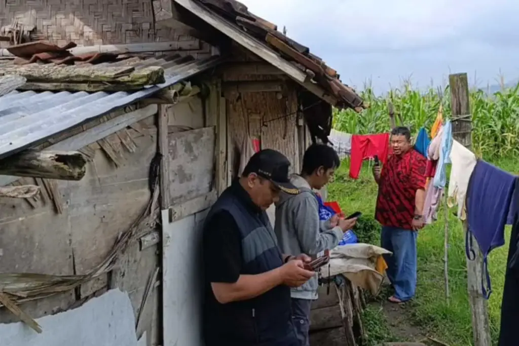 Yudha Puja Turnawan mengunjungi rumah Edah, janda dhuafa