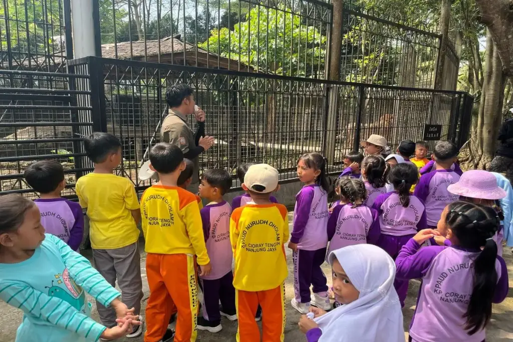 siswa TK dan PAUD mengikuti program edukasi di Taman Satwa Cikembulan