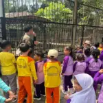 siswa TK dan PAUD mengikuti program edukasi di Taman Satwa Cikembulan