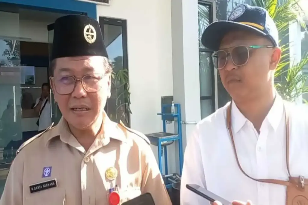 Nia Gania (kiri) bersama Hendro