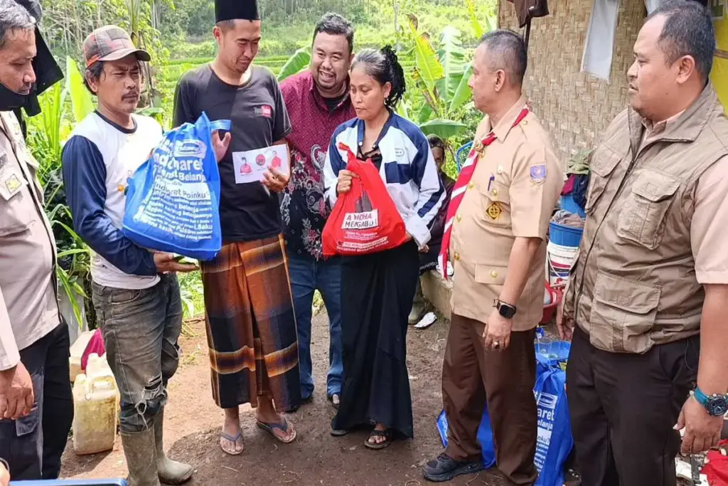 Yudha Puja Turnawan memberikan bantuan sembako dan uang tunai kepada keluarga Darussalam