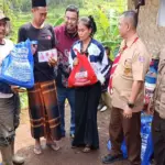 Yudha Puja Turnawan memberikan bantuan sembako dan uang tunai kepada keluarga Darussalam