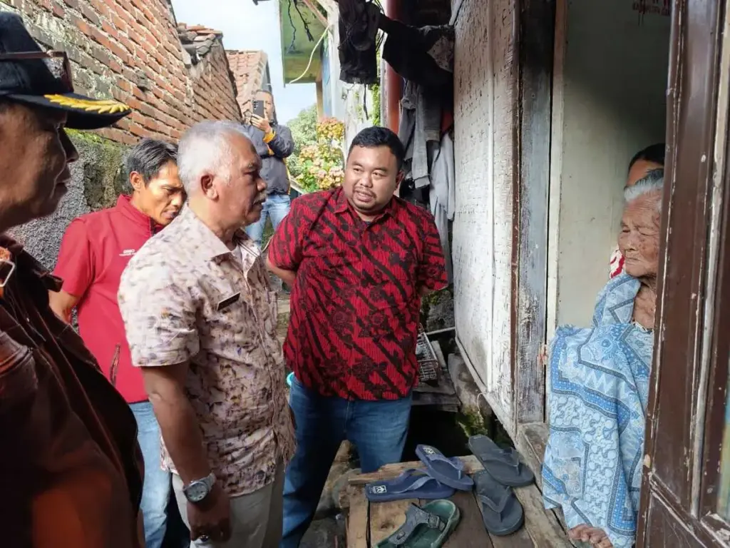 Yudha Puja Turnawan bersama Aji Sukarmaji Kadinsos Garut berkunjung ke emak Oyang