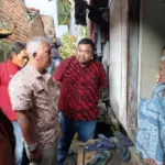 Yudha Puja Turnawan bersama Aji Sukarmaji Kadinsos Garut berkunjung ke emak Oyang