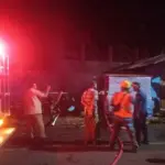 Petugas Damkar berusaha memadamkan api