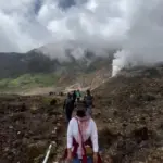 wisatawan ke gunung Papandayan