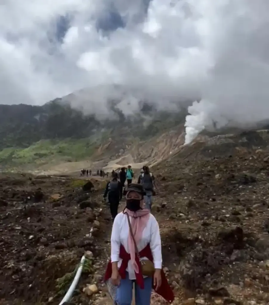 wisatawan ke gunung Papandayan