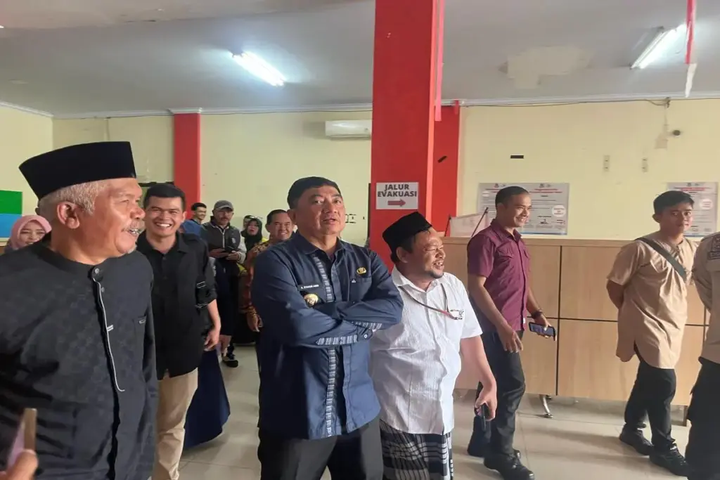 Bupati Garut Abdusy Syakur mengunjungi rumah singgh Garut