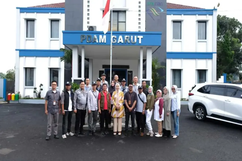 Putri Karlina foto bersama dengan keluarga besar PDAM Tirta Intan Garut