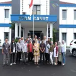 Putri Karlina foto bersama dengan keluarga besar PDAM Tirta Intan Garut