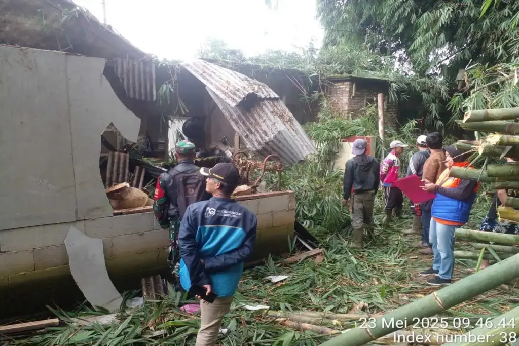Petugas gabungan dari Pemerintah Kecamatan Pasirwangi, Babinsa, Bhabinkamtibmas, dan warga setempat tengah mel