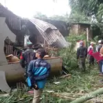 Petugas gabungan dari Pemerintah Kecamatan Pasirwangi, Babinsa, Bhabinkamtibmas, dan warga setempat tengah mel
