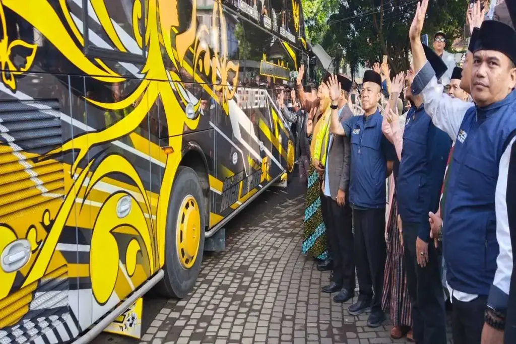 Calon jemaah haji asal Garut yang tergabung di kloter 51, resmi diberangkatkan, pada Minggu (25/5) pagi, di ba