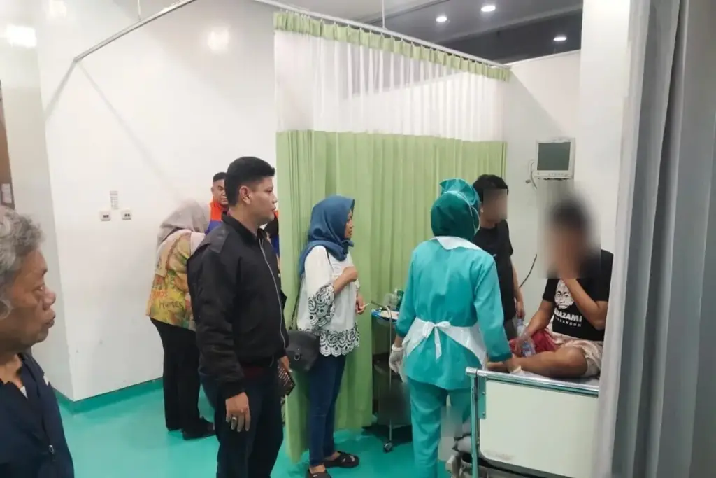 Korban pengeroyokan dibawa ke fasilitas kesehatan