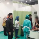 Korban pengeroyokan dibawa ke fasilitas kesehatan