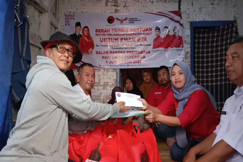 DPC PDIP Kabupaten Garut memberikan bantuan uang tunai Rp5 juta untuk emak Eja