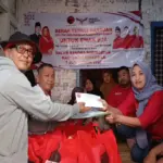 DPC PDIP Kabupaten Garut memberikan bantuan uang tunai Rp5 juta untuk emak Eja