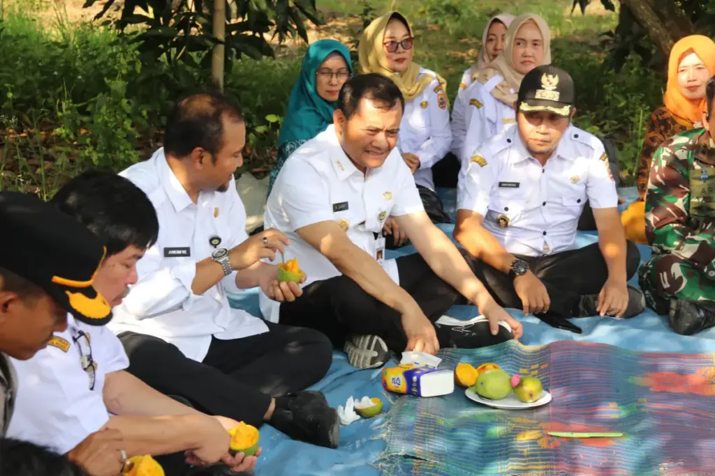 Gubernur Jawa Tengah,  Ahmad Luthfi tengah bersantai di kebun buah